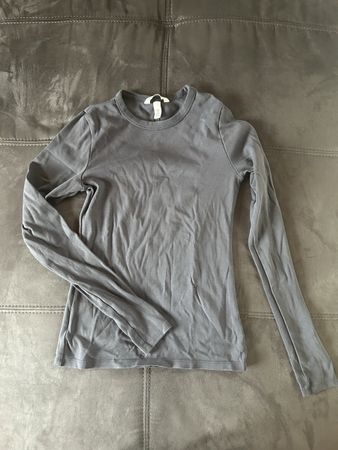 Graublaues Langarmshirt