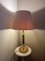 Tischlampe Messing, altrosa Schirm, drei Lichtstufen