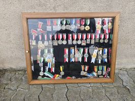 Vitrine / Medaillenrahmen aus Holz mit Glastür, 90x70x4cm