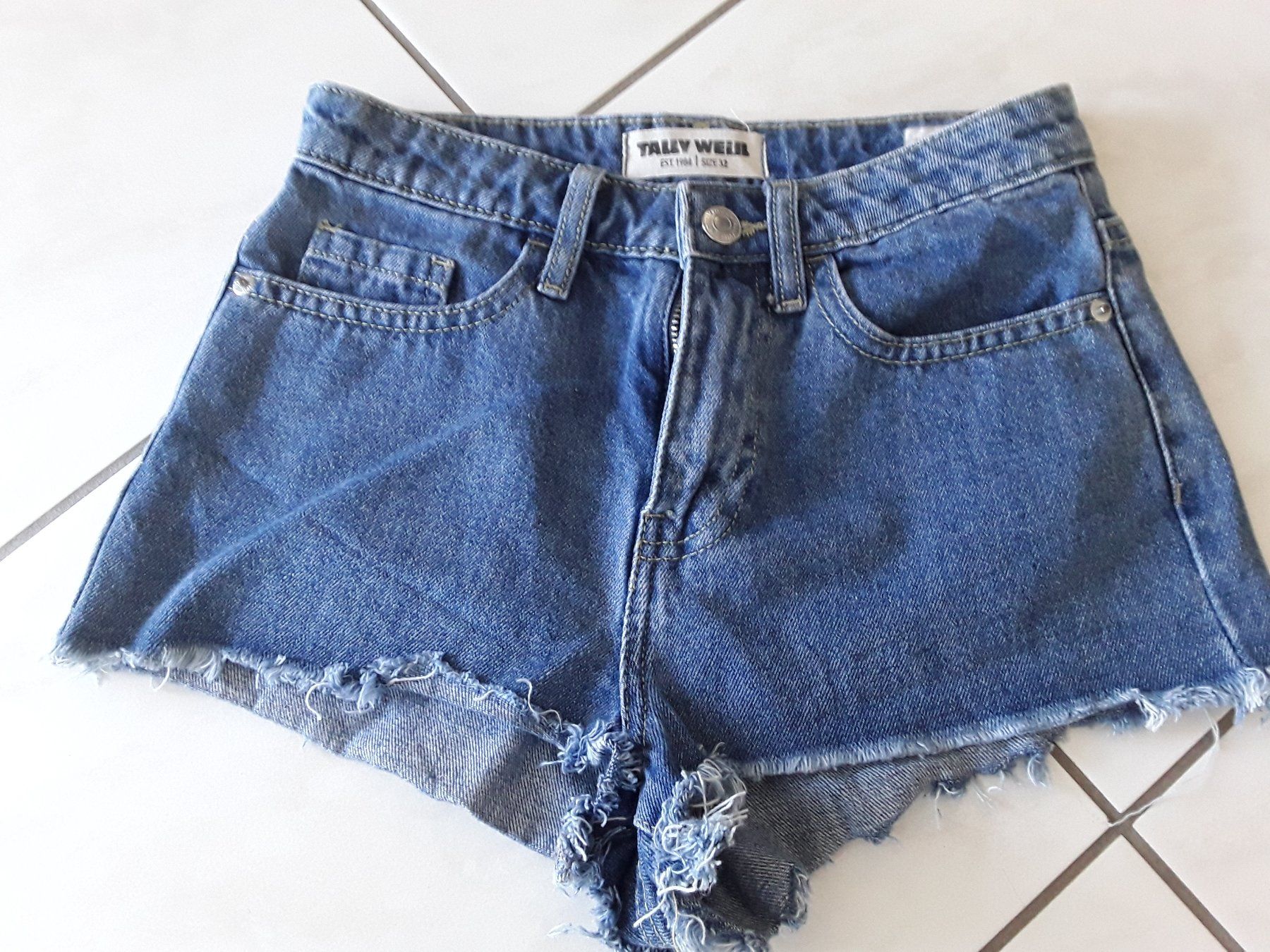 Hosen: Kurze Jeanshosen Size 32 – Gebraucht aus Heimberg von Samprof