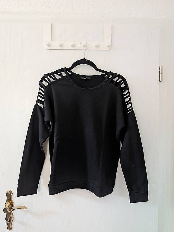 Pullover & Sweatshirts: Black Sweatshirt M – Gebraucht aus Erschwil von andora00 2