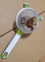 hochet pour bébé, non utilisé acheté sur un marché artisanal