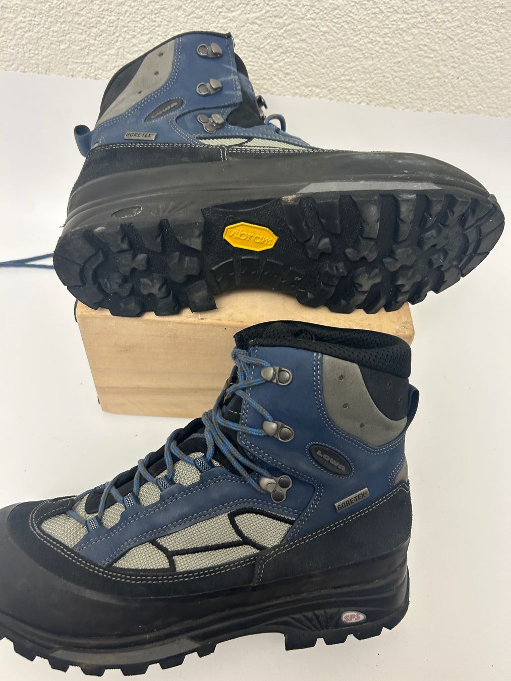 Scarpe da uomo: LOWA Wanderschuh GORE TEX, Gr. 44, 5 – Usato da Rheineck venduto da emma.gut 1