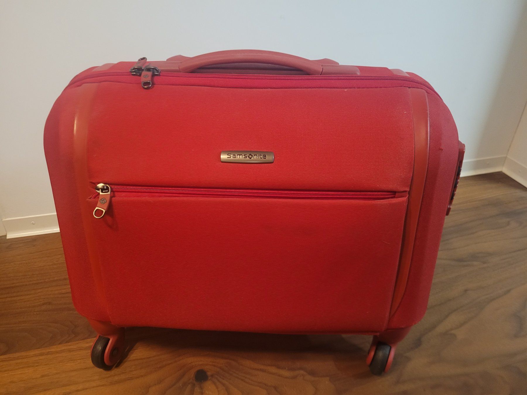 Altro in Aeronautica: Samsonite Businesstrolley rot Damen incl. Kleiderbereich – Usato da Bolligen venduto da sweet_volcano 1
