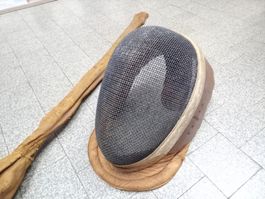 Antike Fechtmaske mit Leder und Degen - Fechten Maske Sport