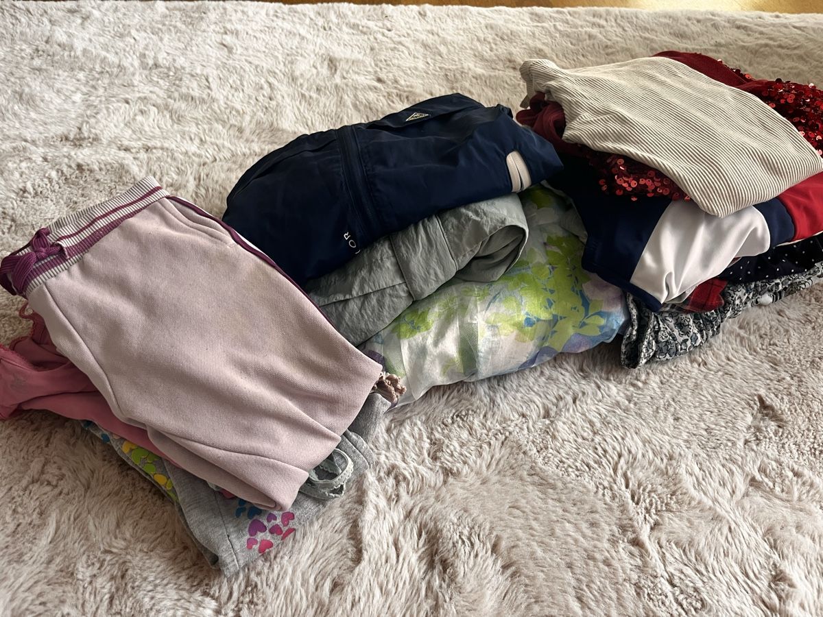 Kleiderpakete & -sets: Grosses Mädchenkleiderpaket Grösse 104-116 – Gebraucht aus Greifensee von lorena92 2