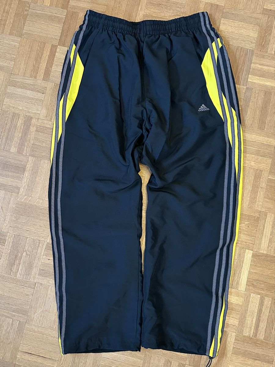Adidas Pantaloni: Adidas Trainerhose Grösse M, Neu – Nuovo (secondo la descrizione) da Gelterkinden venduto da basilbaet.