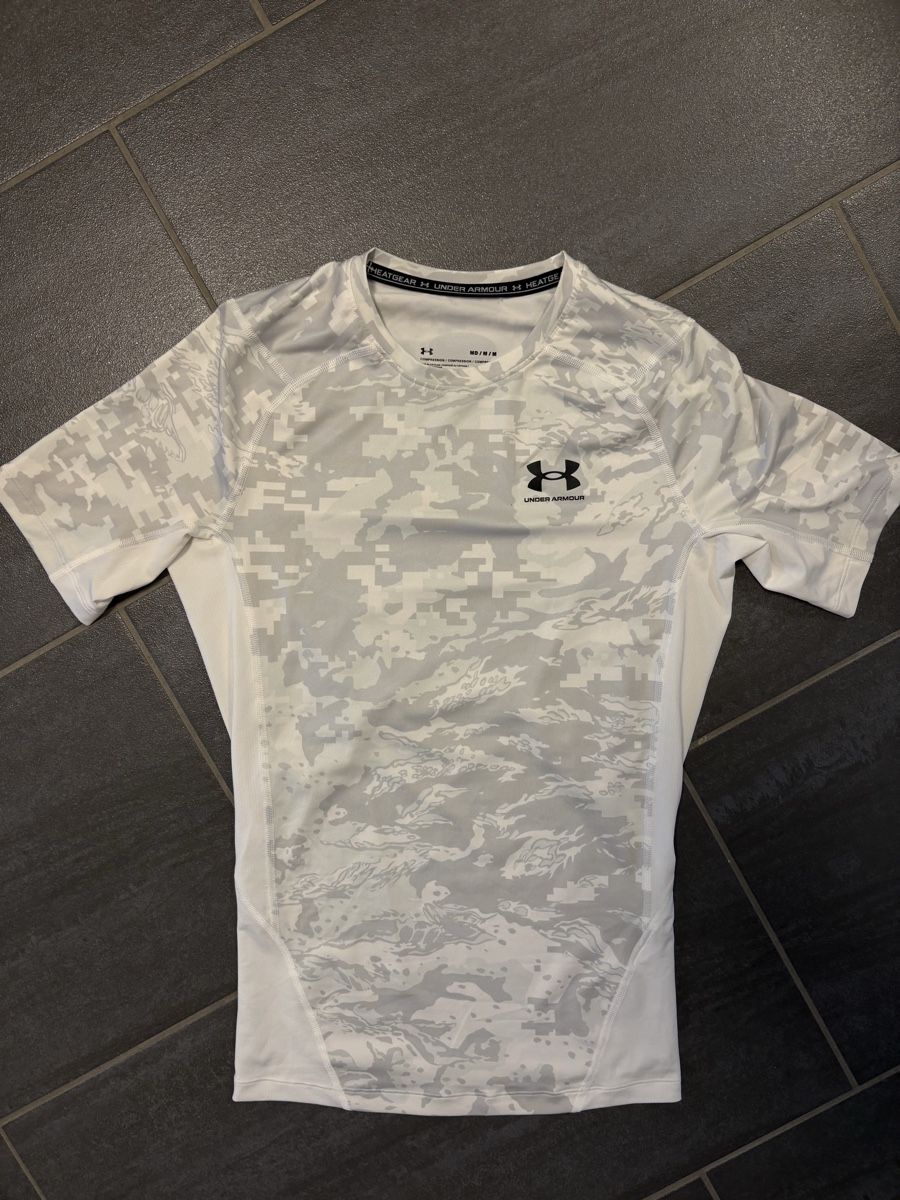 Under Armour T-shirts: Under Armour Camo Compression Shirt M – D'occasion à Rümlang par svent 1