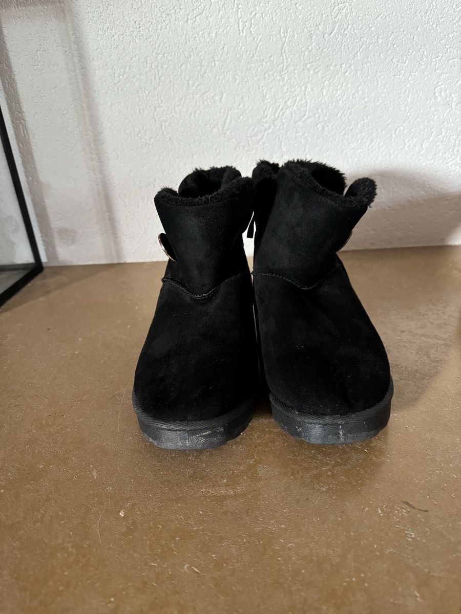 Scarpe da donna: Bottines fourrees dame – Usato da Montsevelier venduto da ber_88db 1