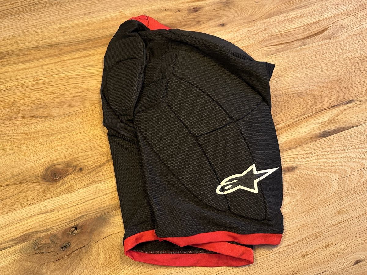 Alpinestars Protezioni & Imbottiture: Protektor Oberschänkelschutz Motorrad – Usato da Alpnach-Dorf venduto da Skai0 1