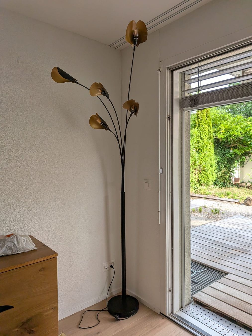Stehlampe 5-flammig schwarz-gold gebraucht (Gebraucht) in Uster für CHF 5 – nur Abholung auf Ricardo kaufen