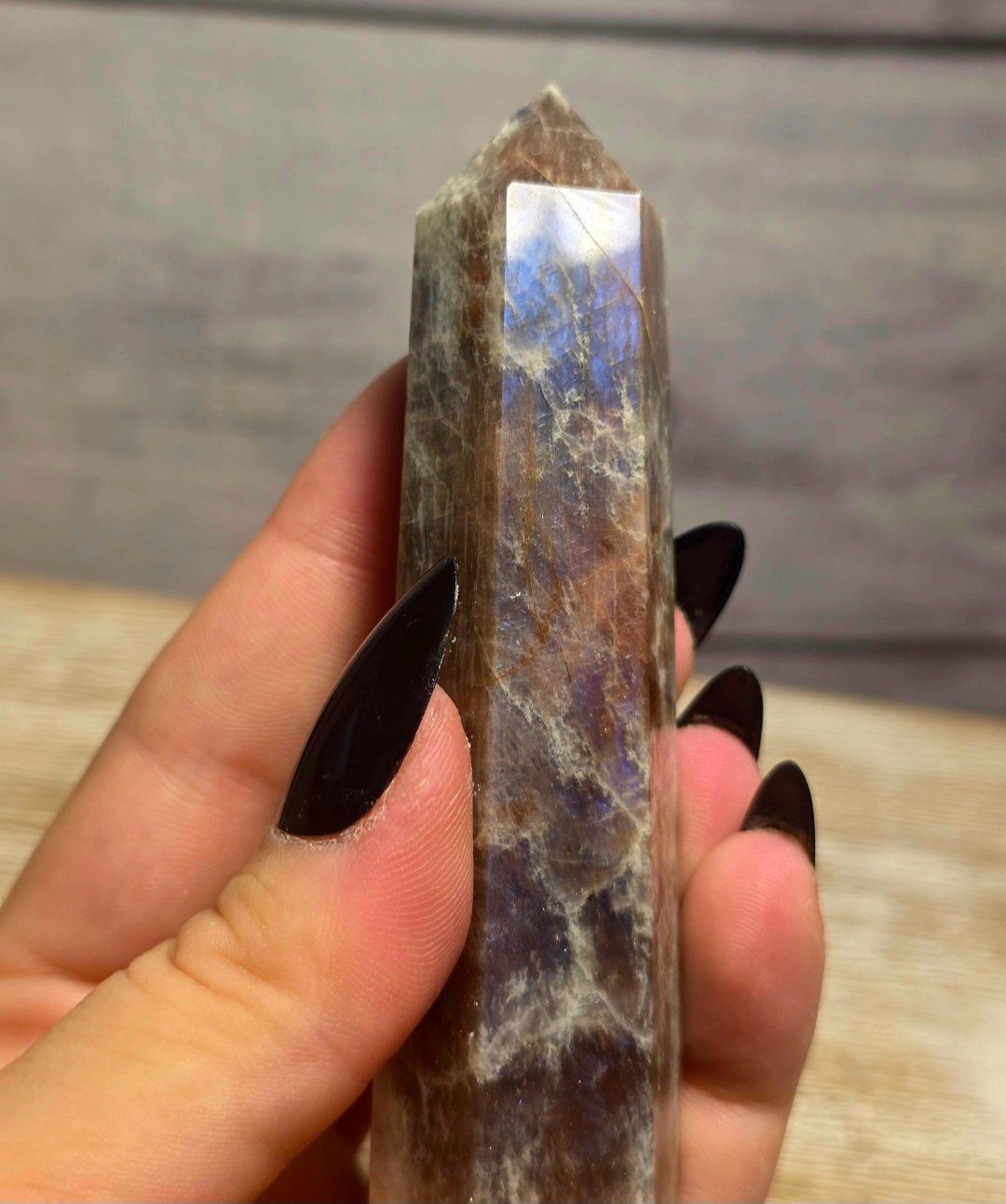 Minerali & Pietre curative: Mondstein Obelisk mit blauem Flash C 92g – Nuovo e nell'imballaggio originale da Matzingen venduto da Shay_Crystalz