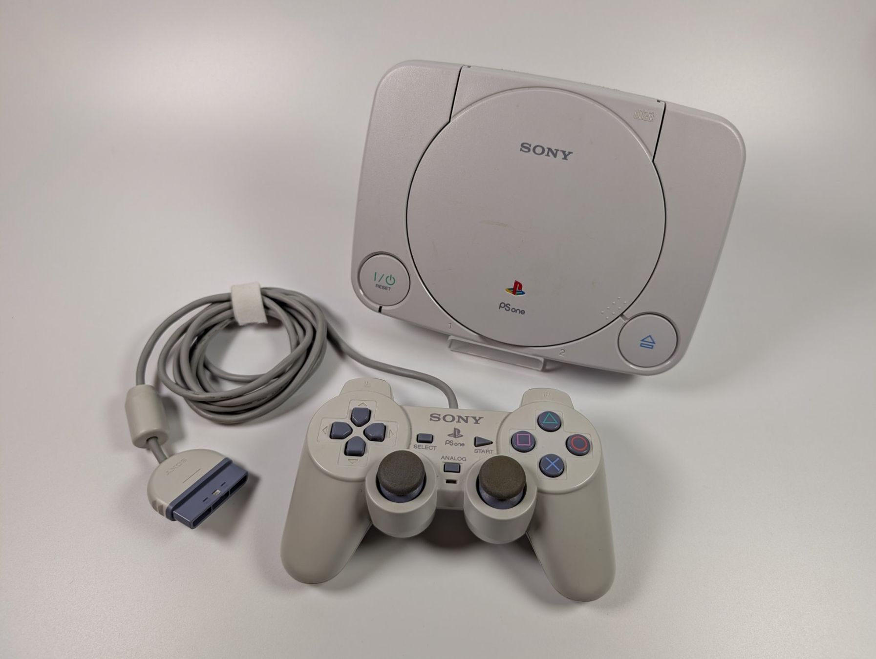 Sony Console: Playstation 1 mit Tasche, Spiel und Controller im Set - PS1 – Usato da Ostermundigen venduto da TradeLab 5