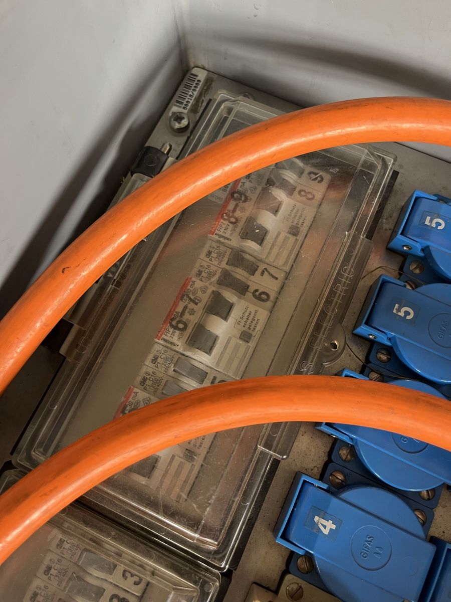 Alimentazione elettrica: Stromverteiler CEE32 – Usato da Nesslau venduto da Pbon 1