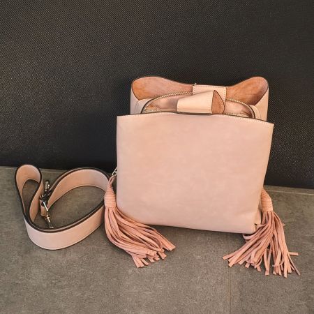 Rosafarbene Boho-Handtasche mit Fransen – neuwertig