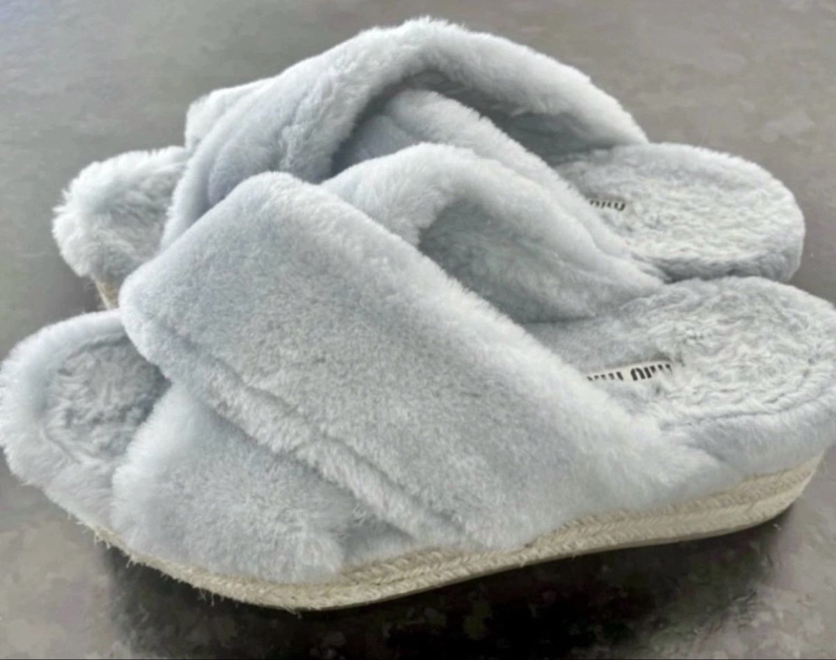 Miu Miu Scarpe da donna: Miu Miu  fur mule  – Usato da Lausanne venduto da Loyal_8 1