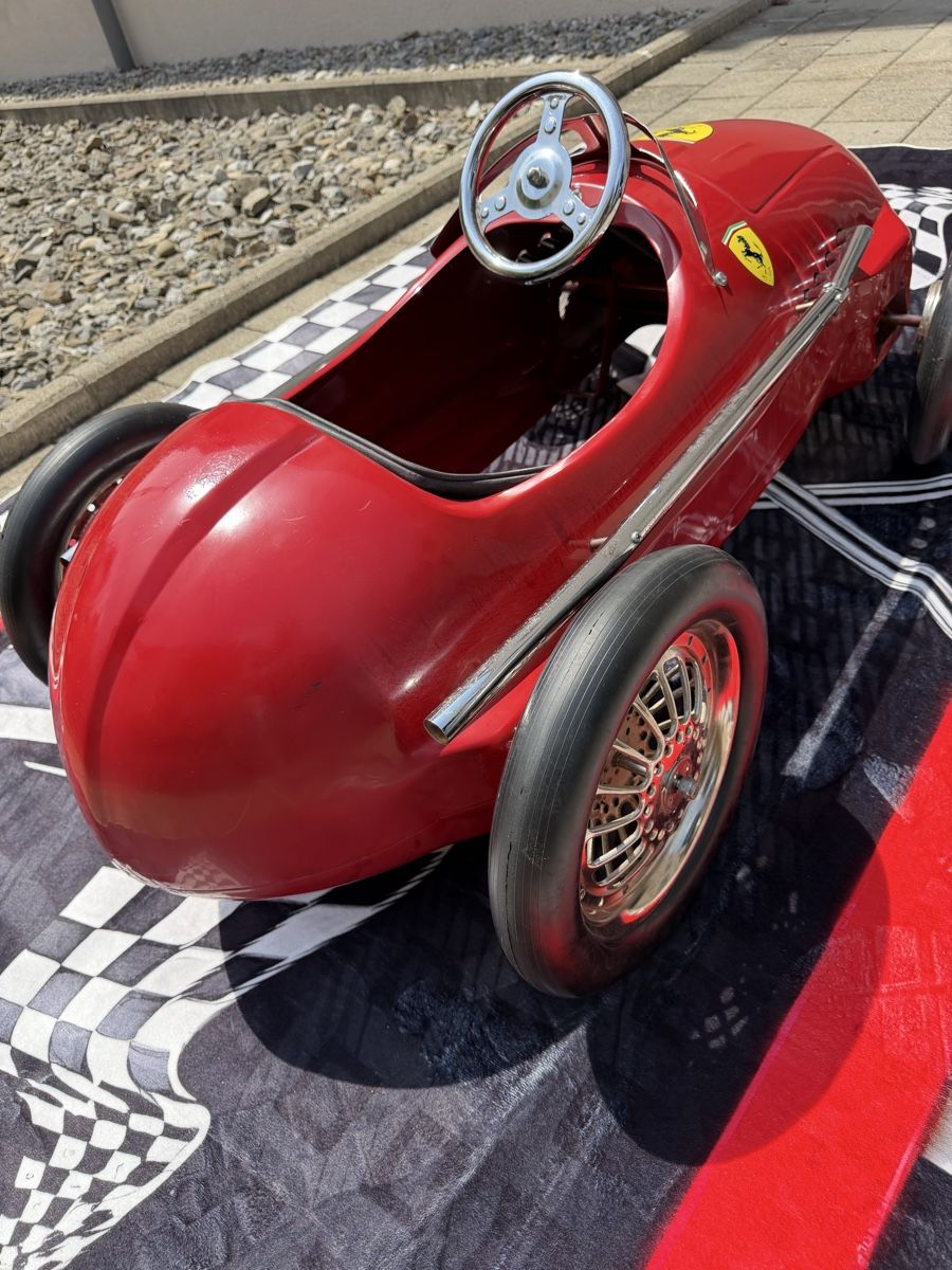 Fahrzeuge für Kinder: Voiture À Pédales, Ferrari – Gebraucht aus Ecuvillens von mcw_lx9j