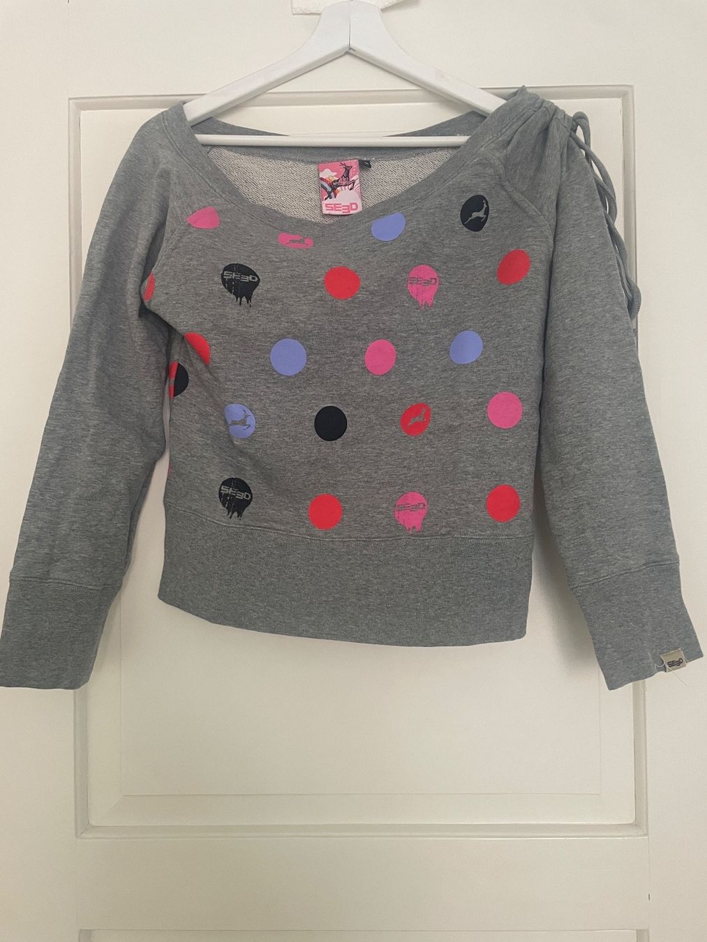 Pullover & Sweatshirts: Verspielter Sweater, schulterfrei, von Seed – Gebraucht aus Chur von adien