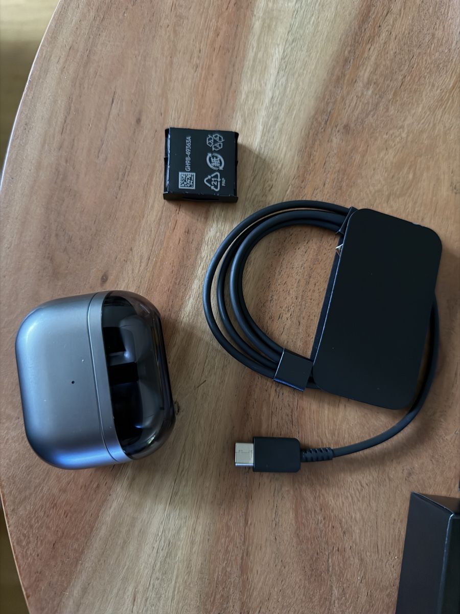Samsung Cuffie: Samsung Galaxy Buds3 Pro Gray headphones wireless – Nuovo (secondo la descrizione) da La Tour-de-Peilz venduto da bma_s97h 3