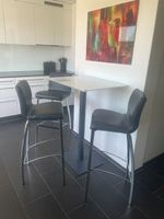 Interio-Bartisch mit 3 Interio-Barhocker aus Leder