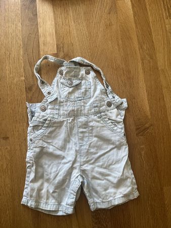 Baby Latzhose kurz hellblau Grösse 68