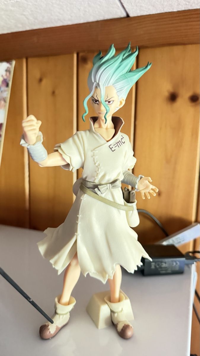 Statuette: Dr. Stone Senku Ishigami Figure – Usato da Lütschental venduto da KingKratos