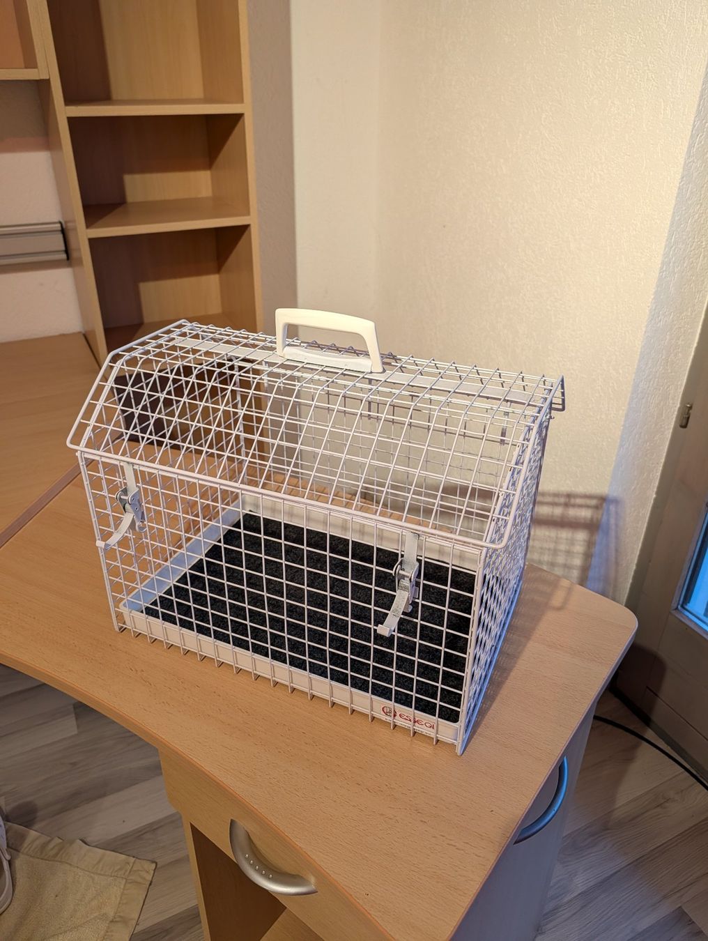 Liege- & Schlafplätze: Katzentransportbox Metall Weiss – Gebraucht aus Bözen von Maerchenprinz