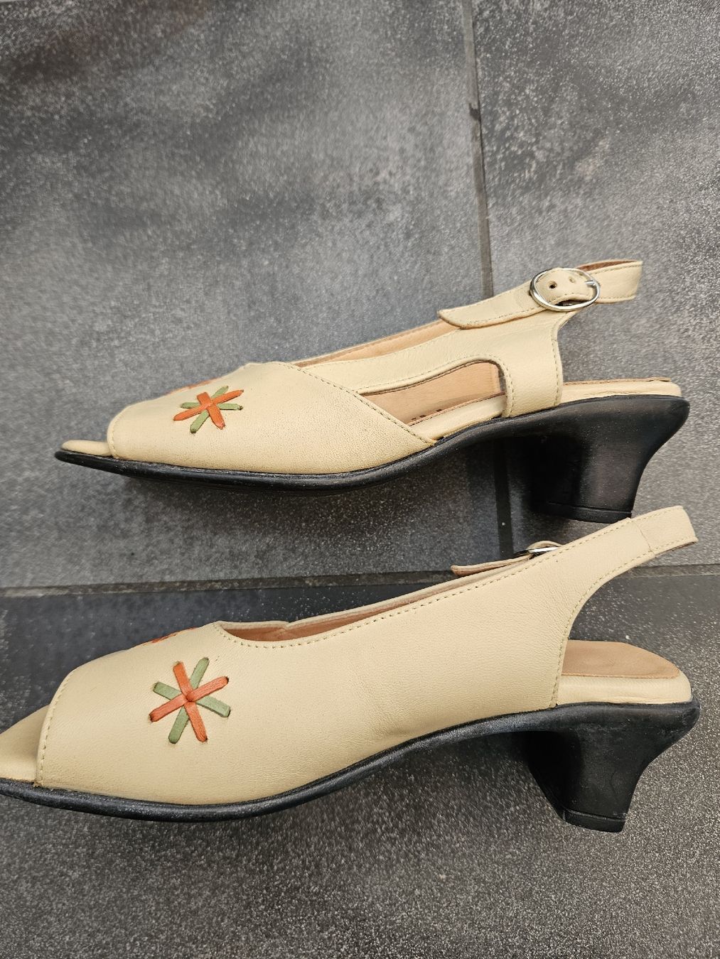 Damenschuhe: Zeen Sandalen hell gelb Grösse 36 – Neu (gemäss Beschreibung) aus Ormalingen von nomolnoi 7