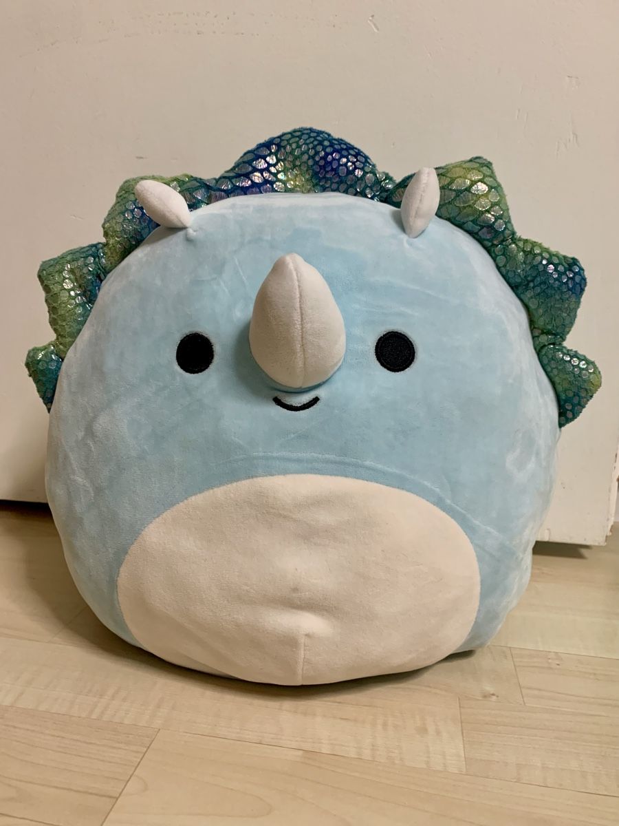 Squishmallows Giocattoli: SQUISHMALLOWS Dino / Triceratops hellblau ca. 35 cm – Usato da Winterthur venduto da amapola 1
