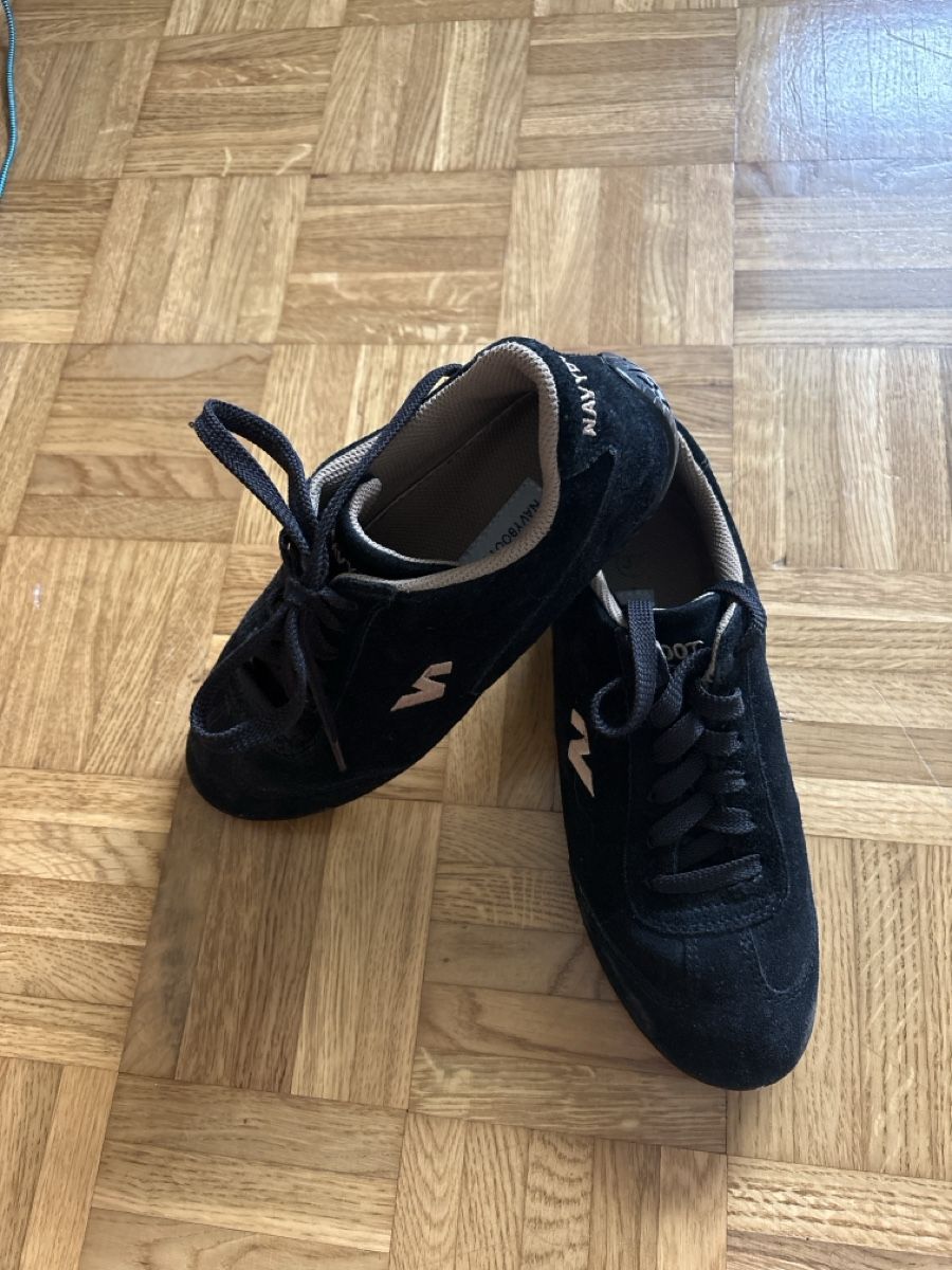 Navyboot Scarpe da donna: Schwarze Navyboot Sporting Schuhe – Usato da Turbenthal venduto da Isa_Enzo