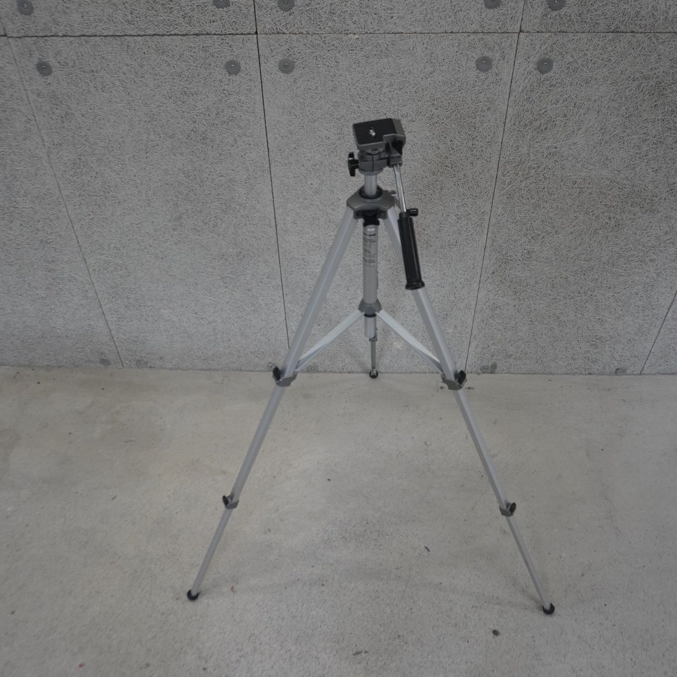 Velbon Stative & Köpfe: Kamerastativ Velbon (HE303) – Gebraucht aus Basel von B.W.B. 1