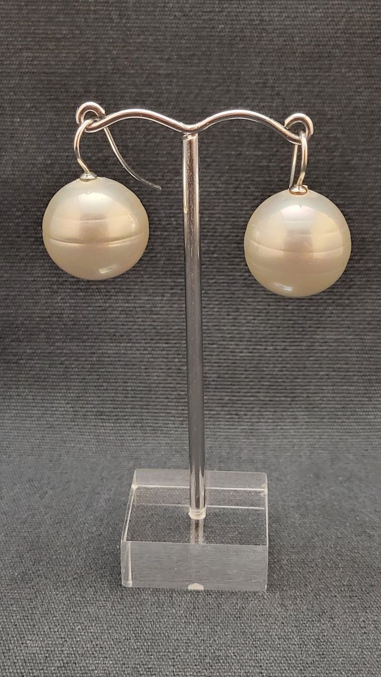 Ohrringe & -stecker: Ohrhänger mit grauen Kunstperlen – Gebraucht aus Basel von spinne02