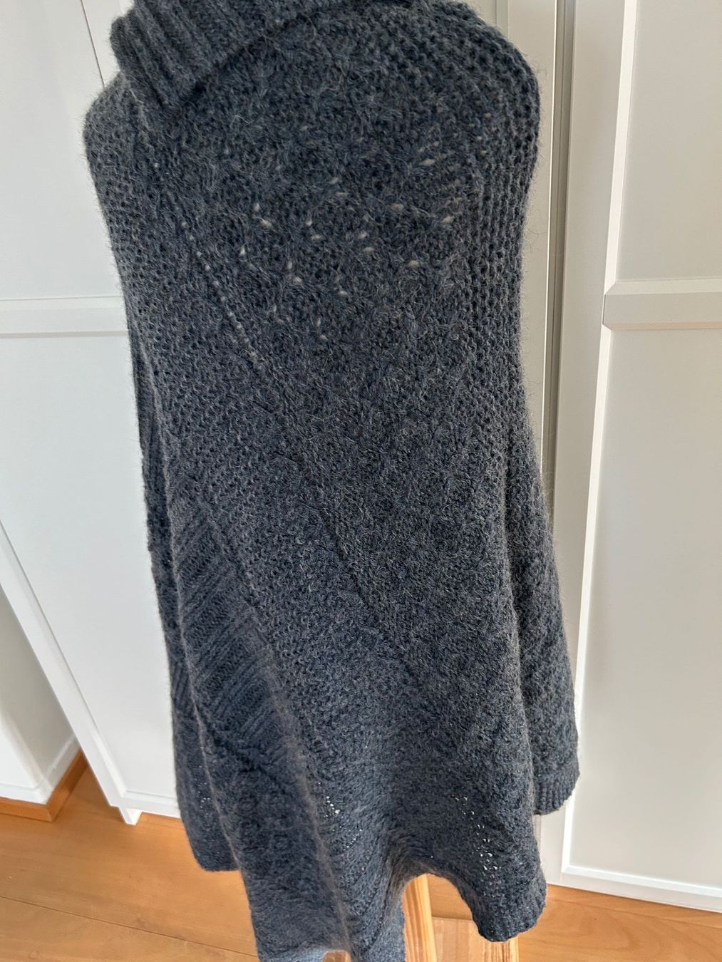 Sonstige Damenmode: Strickcape – Gebraucht aus Luzern von lou4444