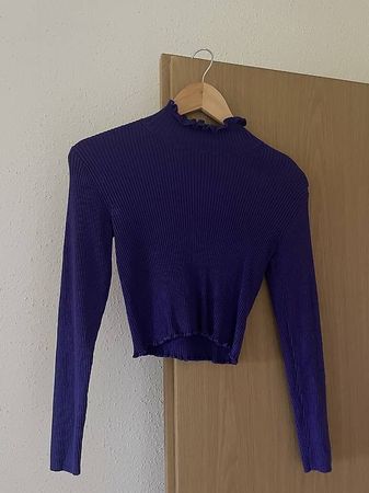 Violetter Kragenpulli