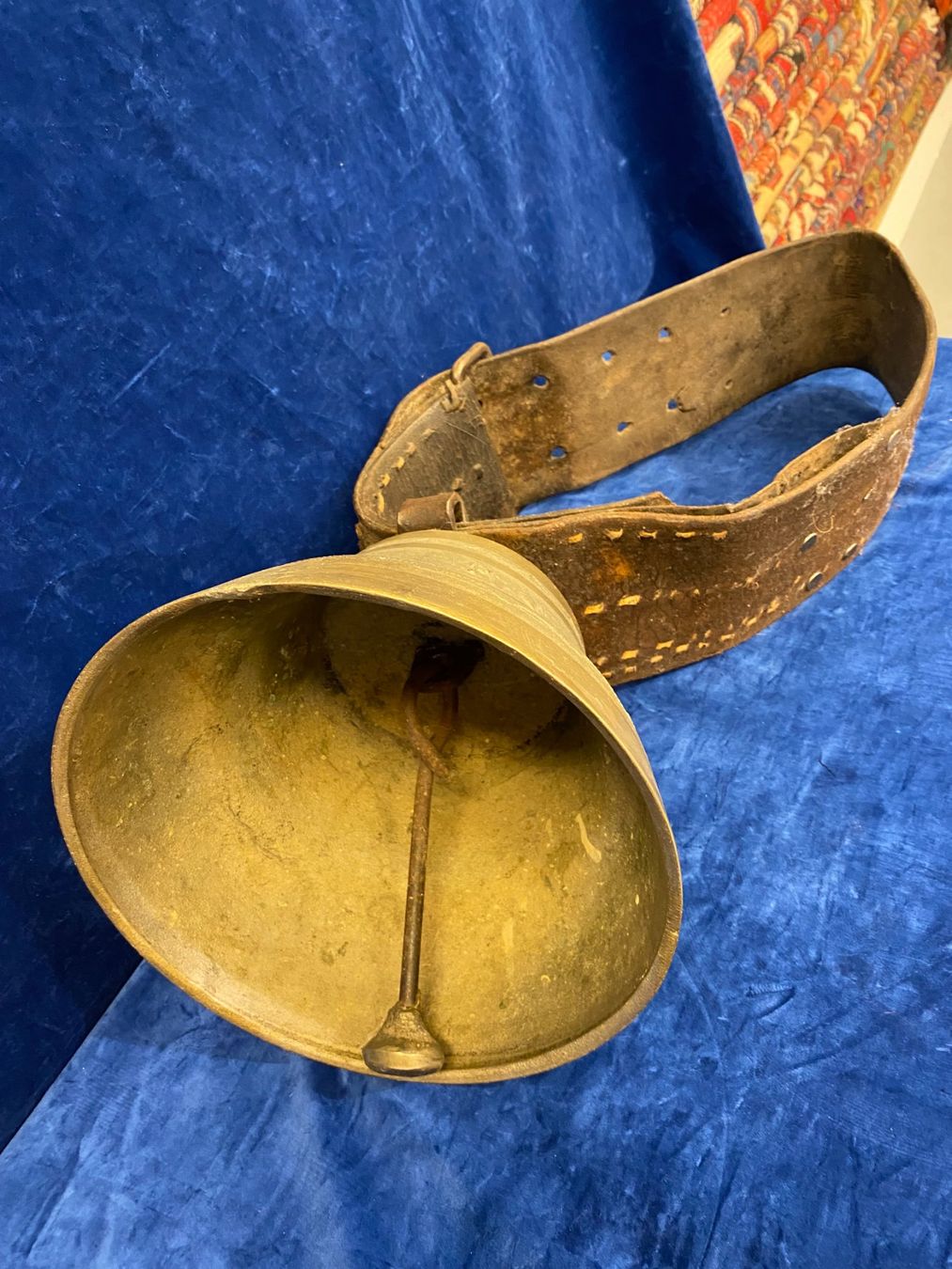 Campanacci mucche: Antike wunderschöner Grosser Schweizer Glocke mit Lederband – Usato da Steinhausen venduto da Super05 8