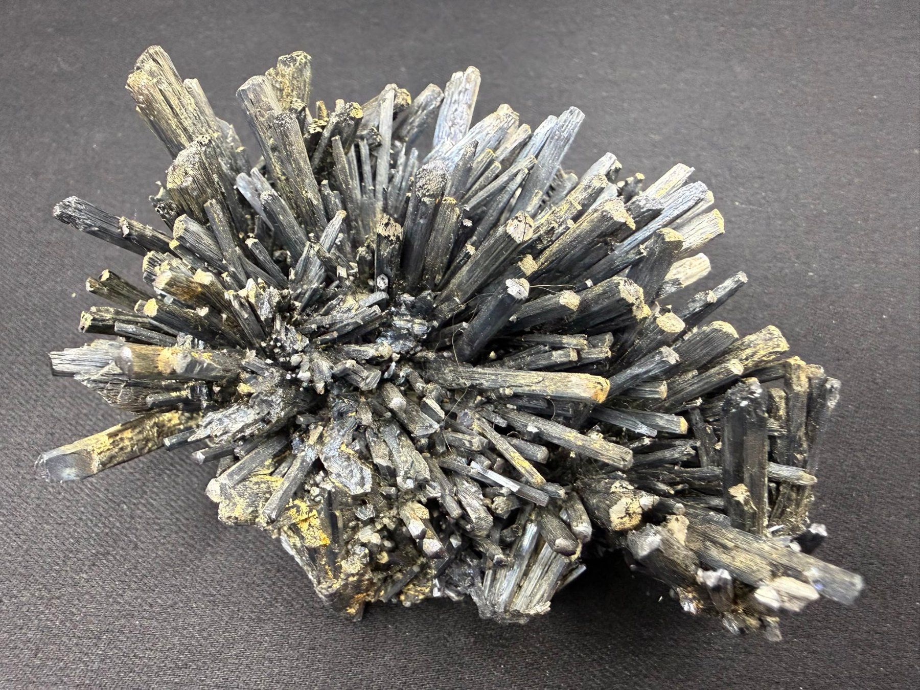 Minerali & Pietre curative: Stibnit mit Stibiconit Überzug – Usato da Schinznach Bad venduto da Demerald 3