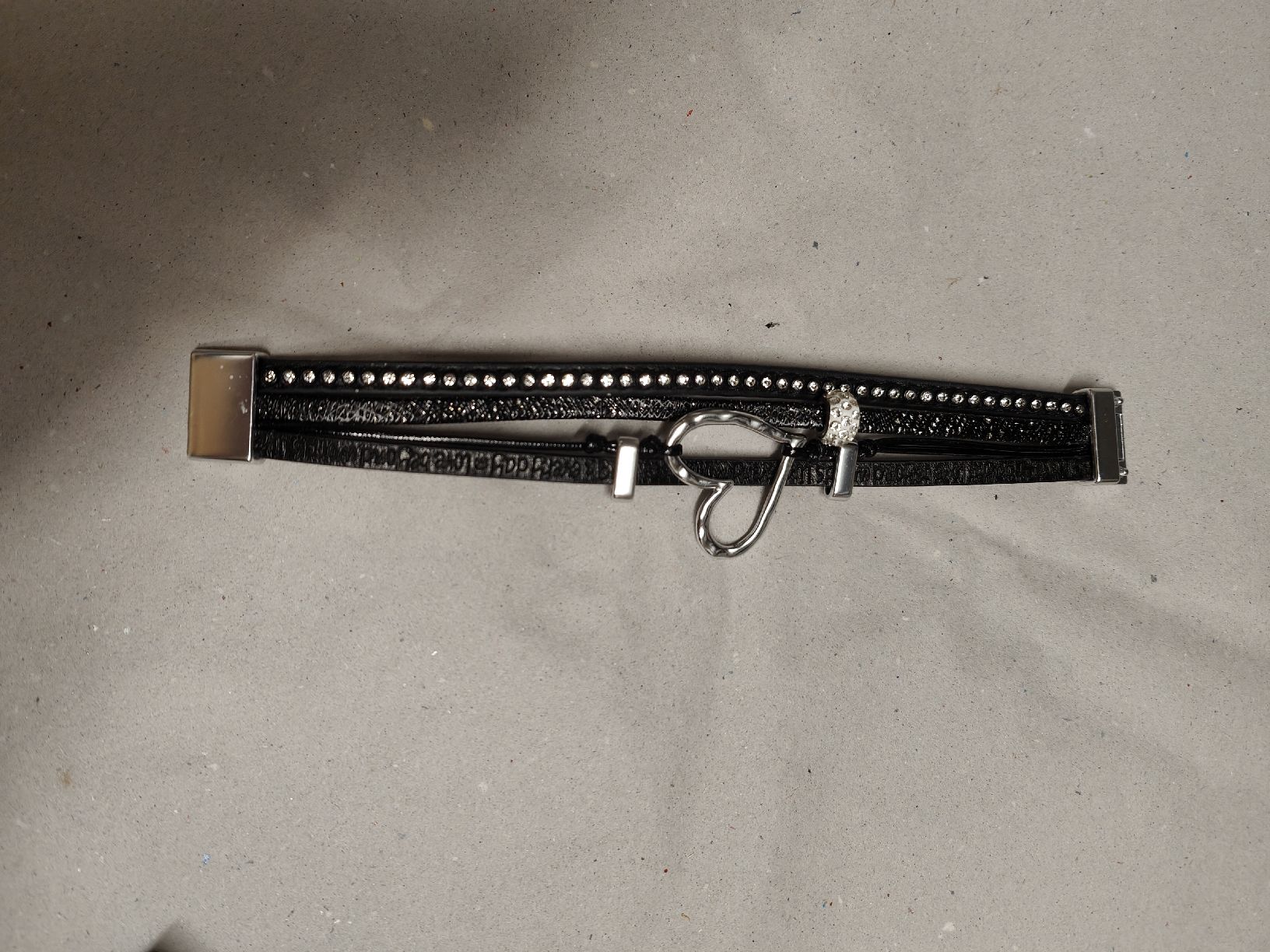 Bracciali & Braccialetti: Armband Lederimitat Herz Strass Silber Neu – Usato da Niederhasli venduto da 8155irae 1