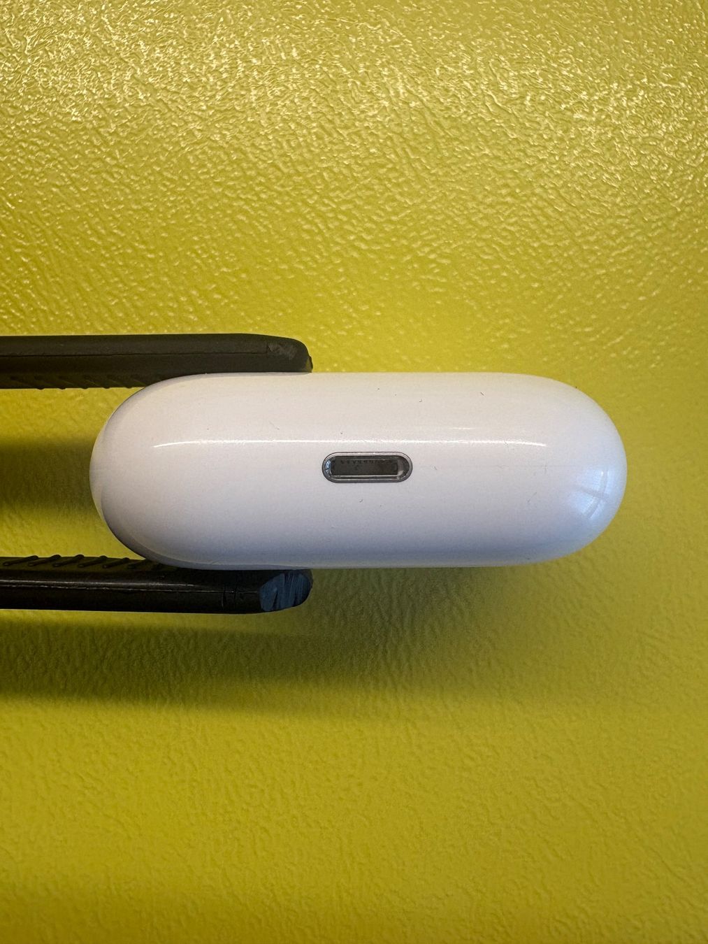 Apple Ladegeräte: Apple AirPods Pro 1 charging case (A2190). – Gebraucht aus Lausanne von sil_2dxk 4