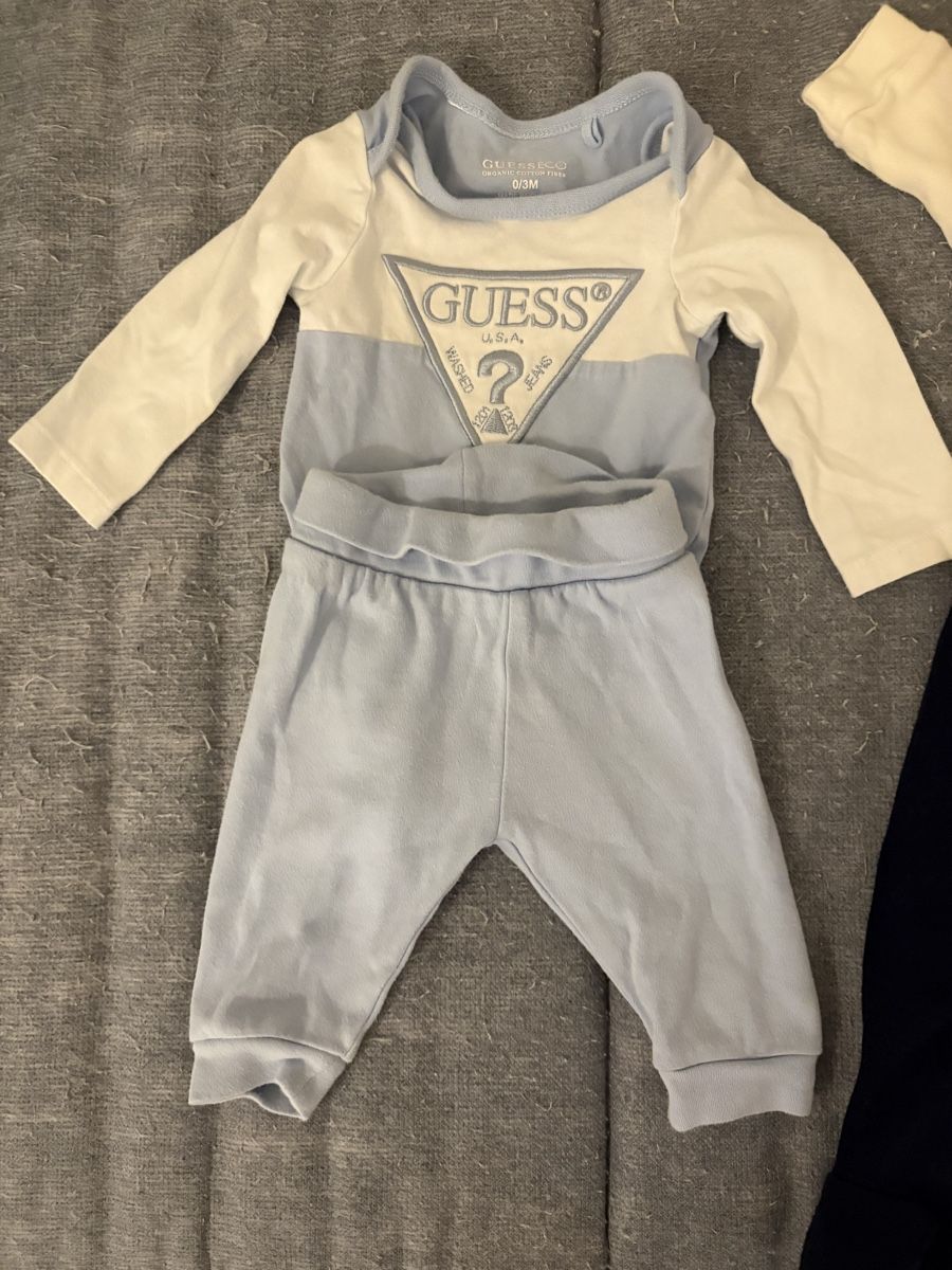Guess Lotti & Set di vestiti: Guess set 0-3 Monate  – Usato da Wetzikon ZH venduto da sci_8986