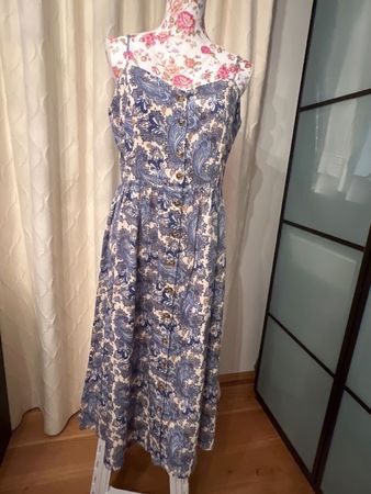 Schönes Kleid mit Muster, Grösse M