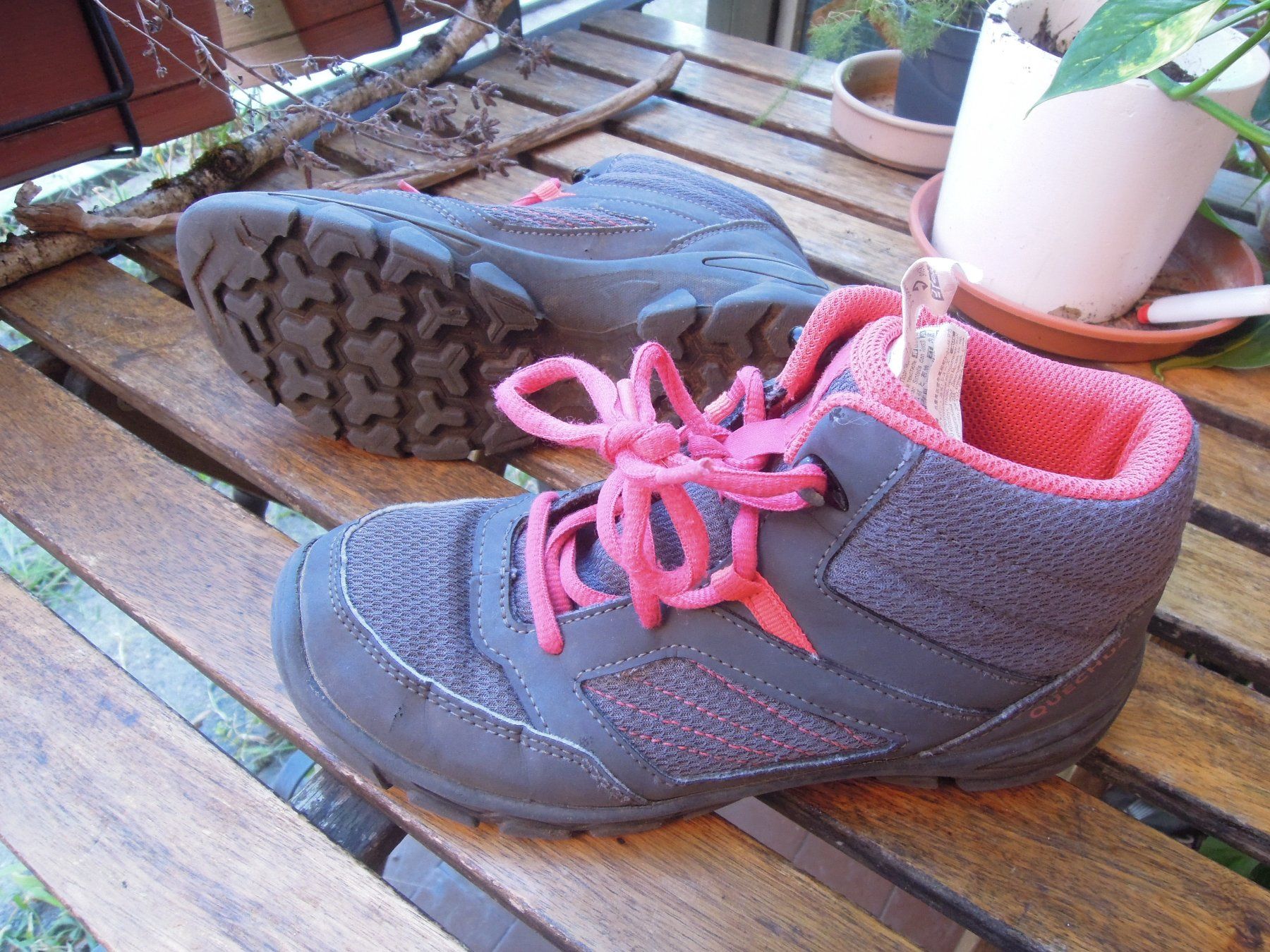 Decathlon Scarpe per ragazze: Quechua trekking schuhe 35 – Usato da Morbio Inferiore venduto da supermammuth 1