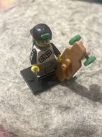 LEGO® Minifigur Longboarder aus der Serie 27