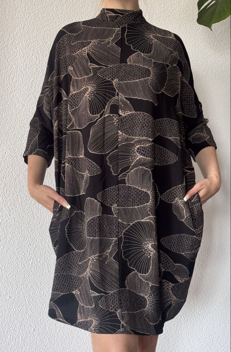 Monki Vestiti: Monki Kleid Oversized Blumenmuster Schwarz – Usato da Gibswil venduto da Engelsgleich