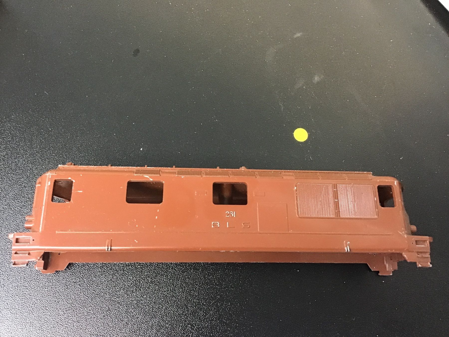 Hag Modellini di ferrovie: BLS Ae 4/4 Gehäuse HAG H0 - – Difettoso da Männedorf venduto da Spezial-Modelle 1