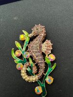 Brosche mit Swarovski-Steinen, ungetragen.