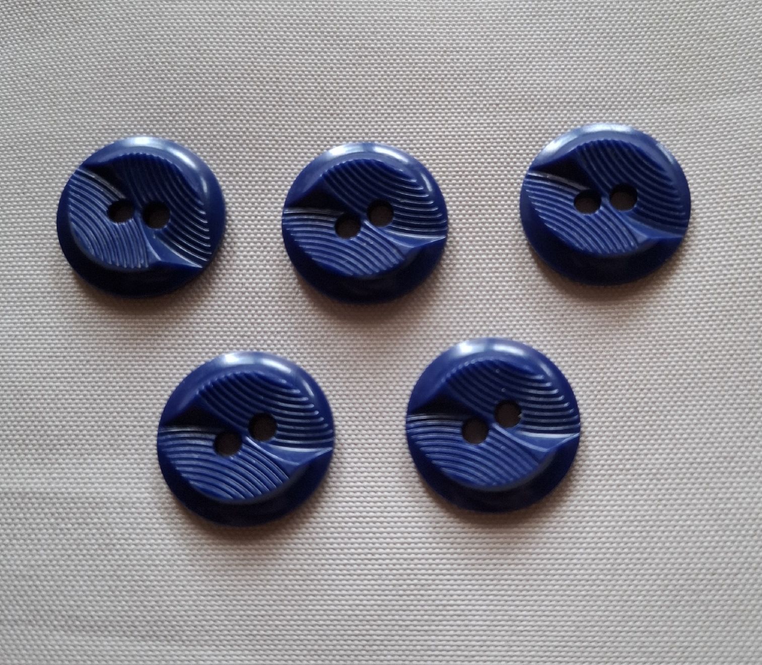 Knöpfe: 5 blaue Knöpfe, 20 mm. – Gebraucht aus Dietikon von Hirschkopf 5
