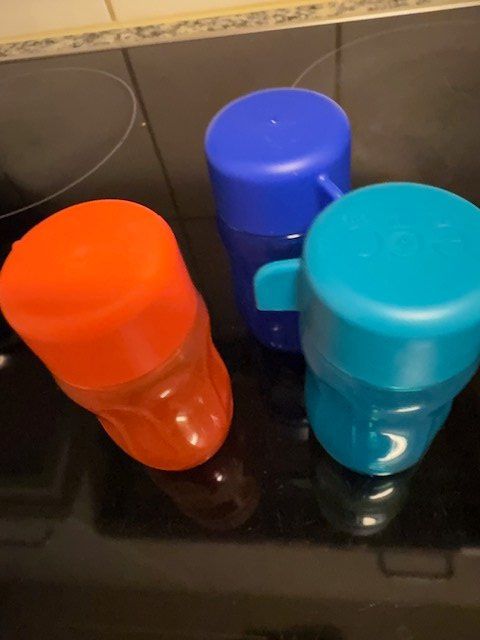 Tupperware Borracce & Thermos: Drei Tupperware Trinkflaschen bunt – Nuovo (secondo la descrizione) da Uster venduto da Greece123