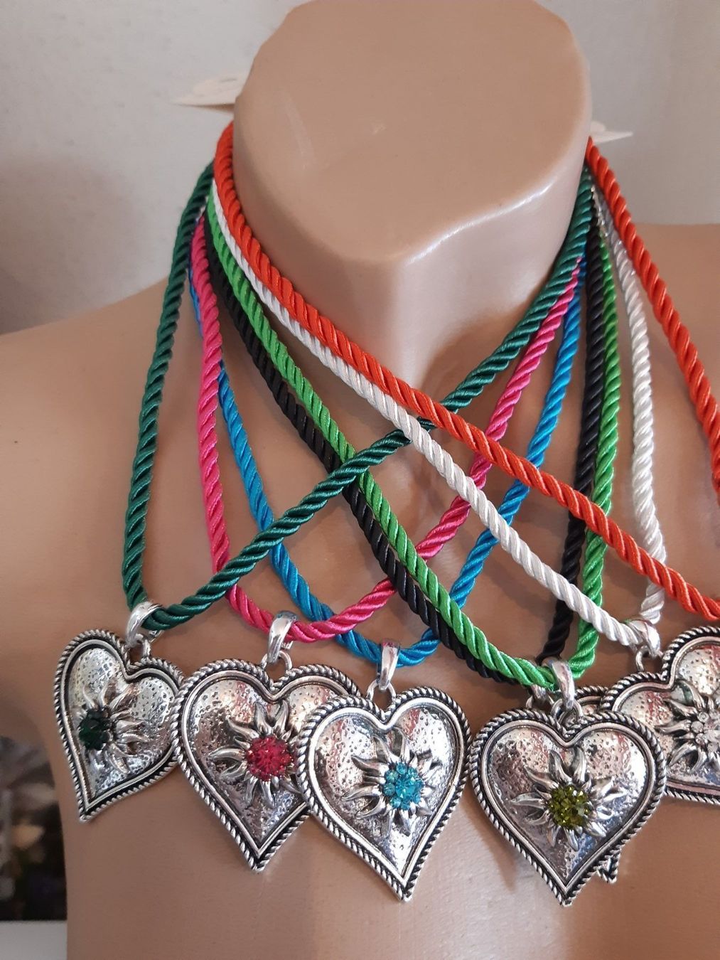 Ketten: Dirndl Herzanhänger Kette - div. Farben – Gebraucht aus Ibach von chaemilochhobbygarte 1