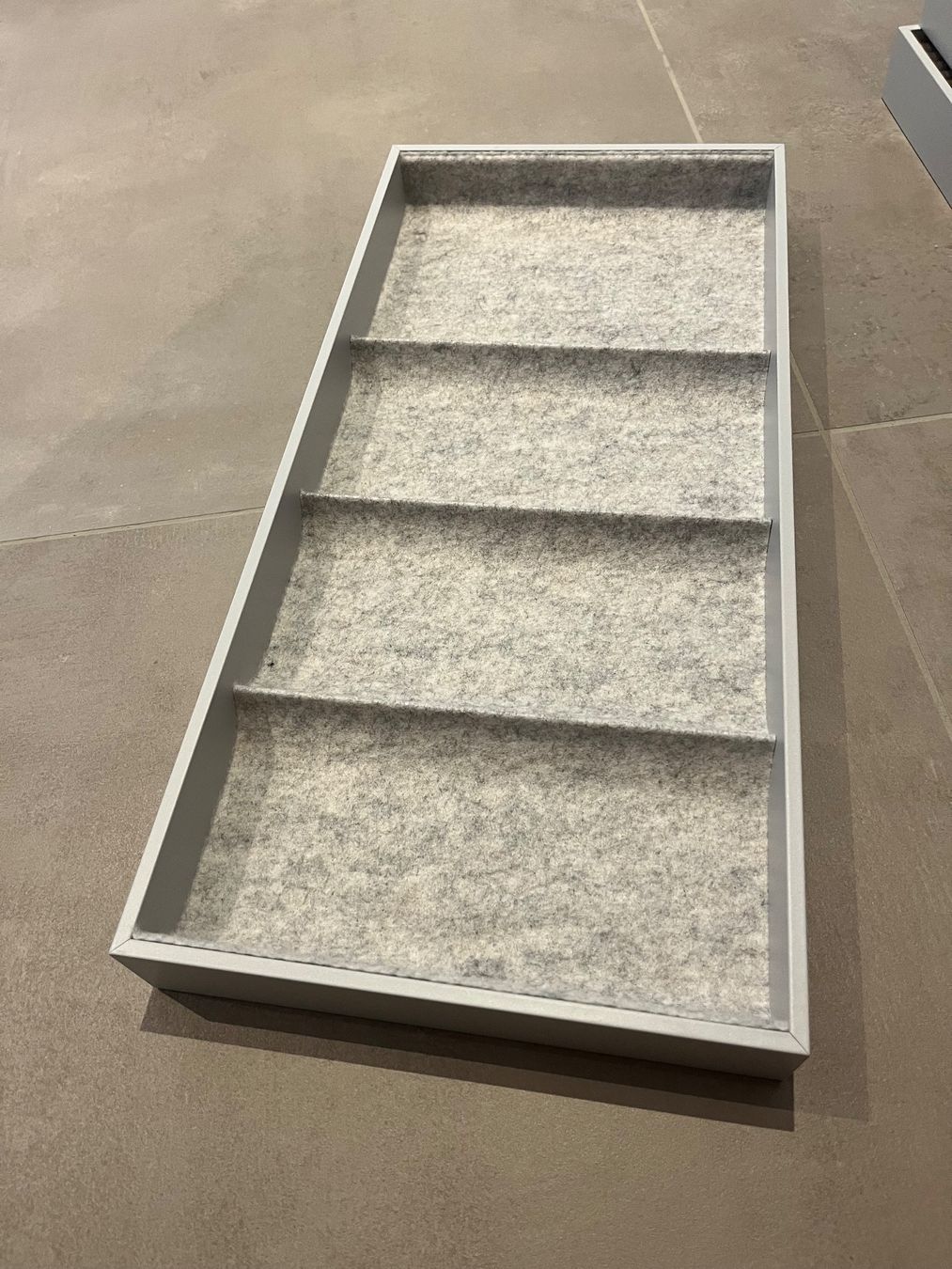Armoires: KOMPLEMENT Einsatz, 4 Fächer, hellgrau, 25x53x5 cm – D'occasion à Hettlingen par NorausWinti