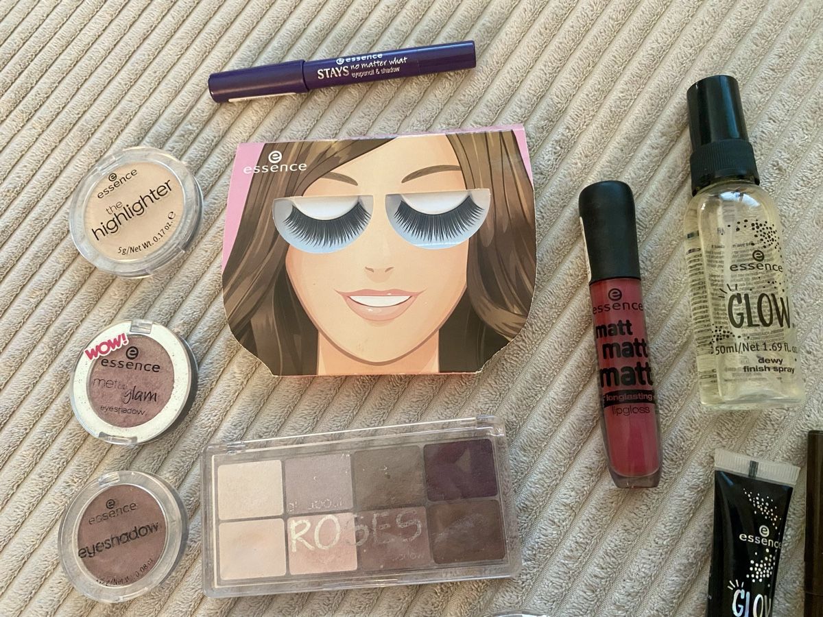 Make-up: Essence Make Up Paket Set Lidschatten Highlighter Blush Glow – Gebraucht aus Langnau am Albis von cynthia.jolene 1